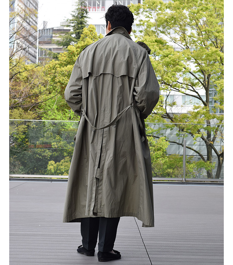 <p><strong>Even the Back is Impressive</strong></p>
<p>The ample and full style of the back displays a classic charm. A large umbrella yoke, and a belt with D-rings. This combined with the inverted pleats, and the impressive overall design draws the eye.</p>
