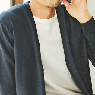 在宅ワークの装いにカーディガンが重宝する理由【1分で出来る胸元お洒落】