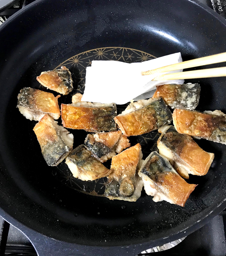 <p>10. 皮目に焼き色が付いたら返し、蓋をして2〜3分蒸し焼きにする。蓋を開け、水分を飛ばし、余計な油を拭き取る。</p>
