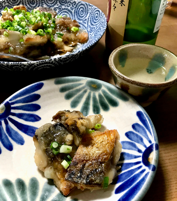<p>12. カリッと焼いた鯖と舞茸に、ちょっと甘い餡が絡んで美味。こちらもお酒にぴったり。温燗が飲みたくなる一品！</p>
