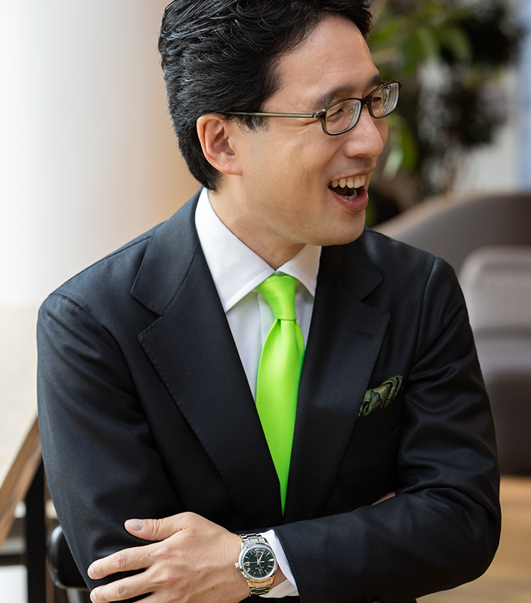 SUITS OF THE YEAR 2021 ビジネス部門受賞 出雲 充さん どんな色のスーツのときもタイは光合成のグリーン!