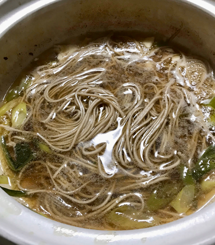 <p>12. シメには茹でた蕎麦を入れて、鴨南蛮に！</p>
