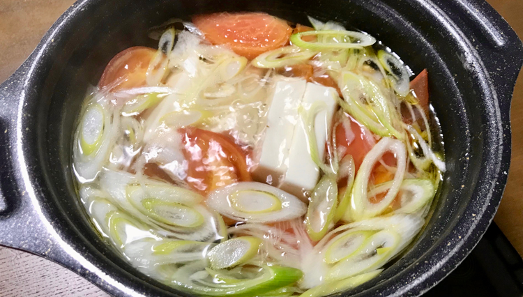 おつまみ湯豆腐が簡単アレンジで美味しくなる！「トマト湯豆腐」