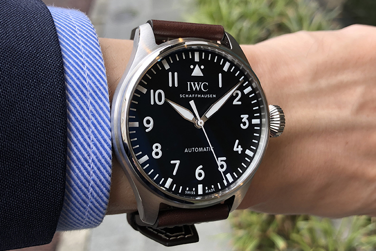 <p><strong>第1位：IWC<br />
ビッグ・パイロット・ウォッチ 43</strong><br />
「軍用時計をルーツにもち、視認性と操作性に優れたアイコニックデザインはビジネスシーンでも相性抜群。ストラップを簡単に交換できるシステムを搭載し、自身で自由にコーディネートできるのも魅力です」（時計の大橋・統括マネージャー 川内義晃さん）</p>
