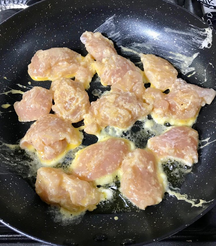 <p>8. 中火にかけ、オリーブオイルを引いたフライパンで焼く。あまり触らず、片面に焼き色が付いたら返す。</p>
