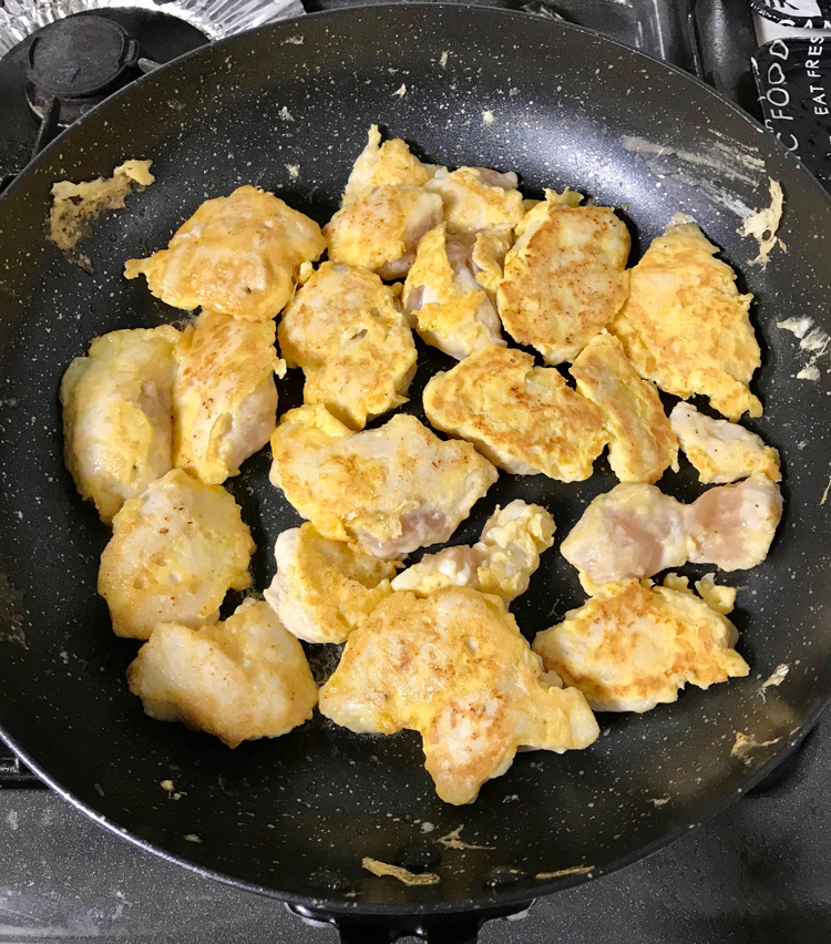 <p>9. 返したら蓋をして5分ほど蒸し焼きにする。蓋を開けて、もう一度裏返し、水分を飛ばしたら完成。</p>
