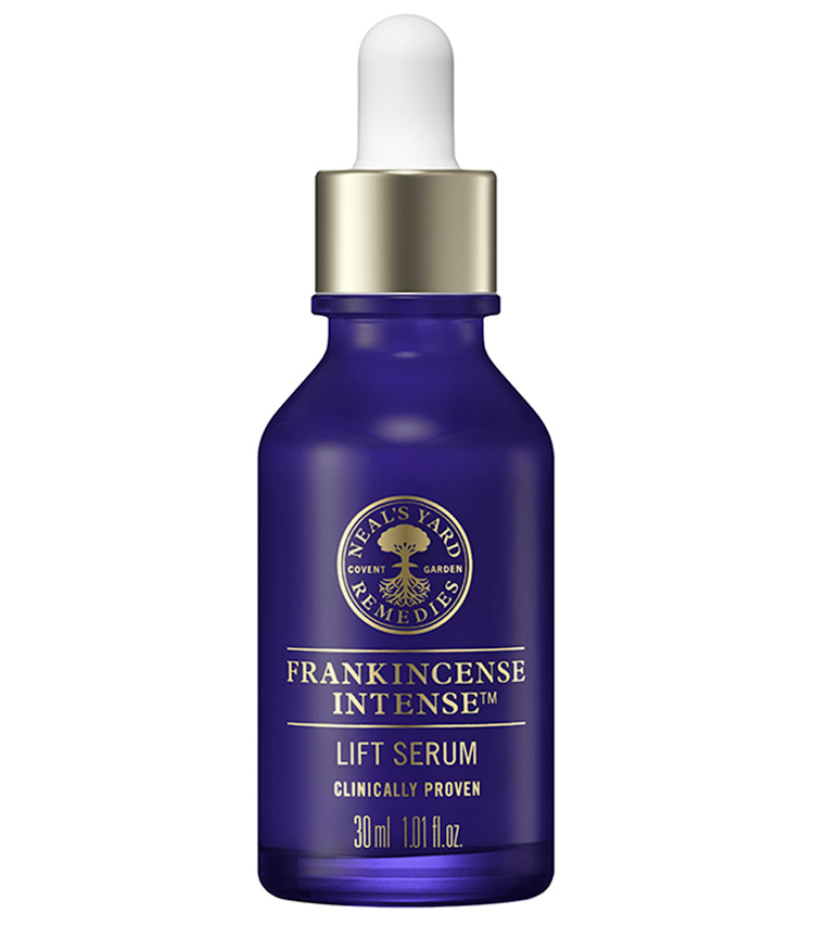 <p><b>NEAL’S YARD REMEDIES<br />ニールズヤード レメディーズのフランキンセンス インテンス リフトセラム</b><br />
“肌重力に挑む”と謳うほど革新的なオーガニックの美容液が誕生。古来より珍重されてきたオマーン産のフランキンセンスをベースにアマ種子エキスや微細藻類などを巧みに配合し、リフトアップを強力にサポート。30ml 1万7600円（ニールズヤード レメディーズ）</p>
