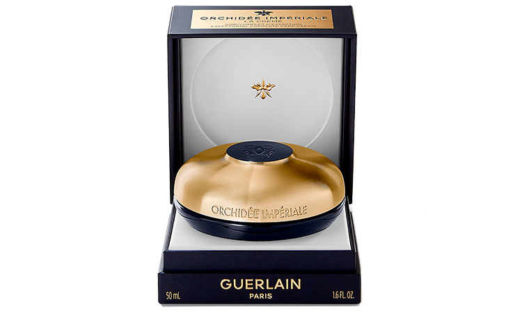 <p><b>GUERLAIN<br />ゲランのオーキデ アンペリアル ザ クリームN</b><br />
第5世代を迎えた珠玉のクリームは肌細胞の健康寿命に着目。肌細胞の低酸素状態を回避しつつ、長寿酵素を刺激&活性化する目的で新たに2種の蘭抽出エキスを配合した。柔らかくリッチな質感に加え、肌に自然な輝きをもたらすダイヤモンドパウダー入りなのもうれしい。2021年12月28日から公式オンラインブティック先行発売。50ml 6万3030円（ゲラン）</p>
