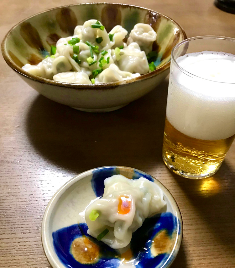 <p>11. 皿に上げ、青葱を散らしたら完成！　熱々をビールと一緒にどうぞ。隠し味のセロリの葉が効いて、ちょっとエスニックな感じになる。お好みで、ラー油、酢コショウ、柚子胡椒など付けても美味。</p>
