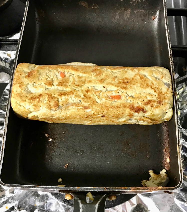 <p>9. 残った卯の花の五目煮を混ぜ、厚焼き玉子を作る要領で焼く。</p>
