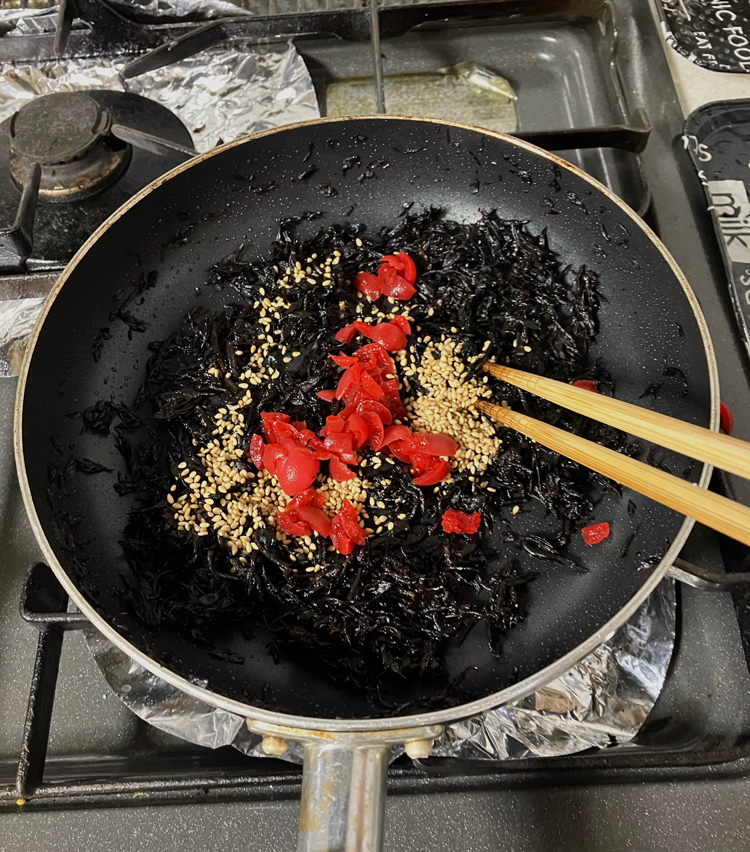 <p>6. 胡麻、ゆかり大さじ1/2も入れ、水気が飛んだら最後にカリカリ梅を入れ、全体を混ぜたら完成。</p>
