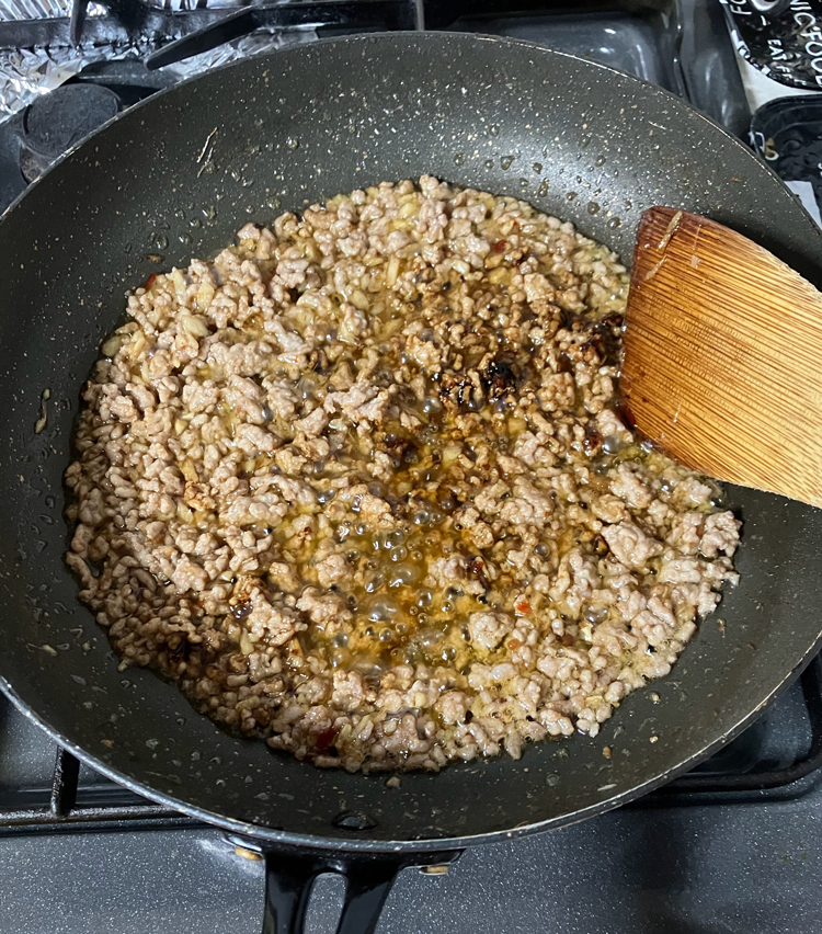 <p>5. ひき肉の色が変わり、油が透明になってきたら、豆板醤大さじ1/2を入れよく炒める。全体に馴染んだら、酒大さじ1、甜麺醤大さじ1、砂糖大さじ1/2、醤油大さじ1、酢大さじ1/2、胡椒で味付けする。</p>
