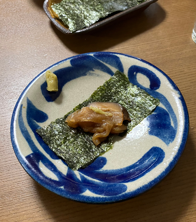 <p>10. 海苔に乗せ、お好みでわさびを付けると美味。</p>
