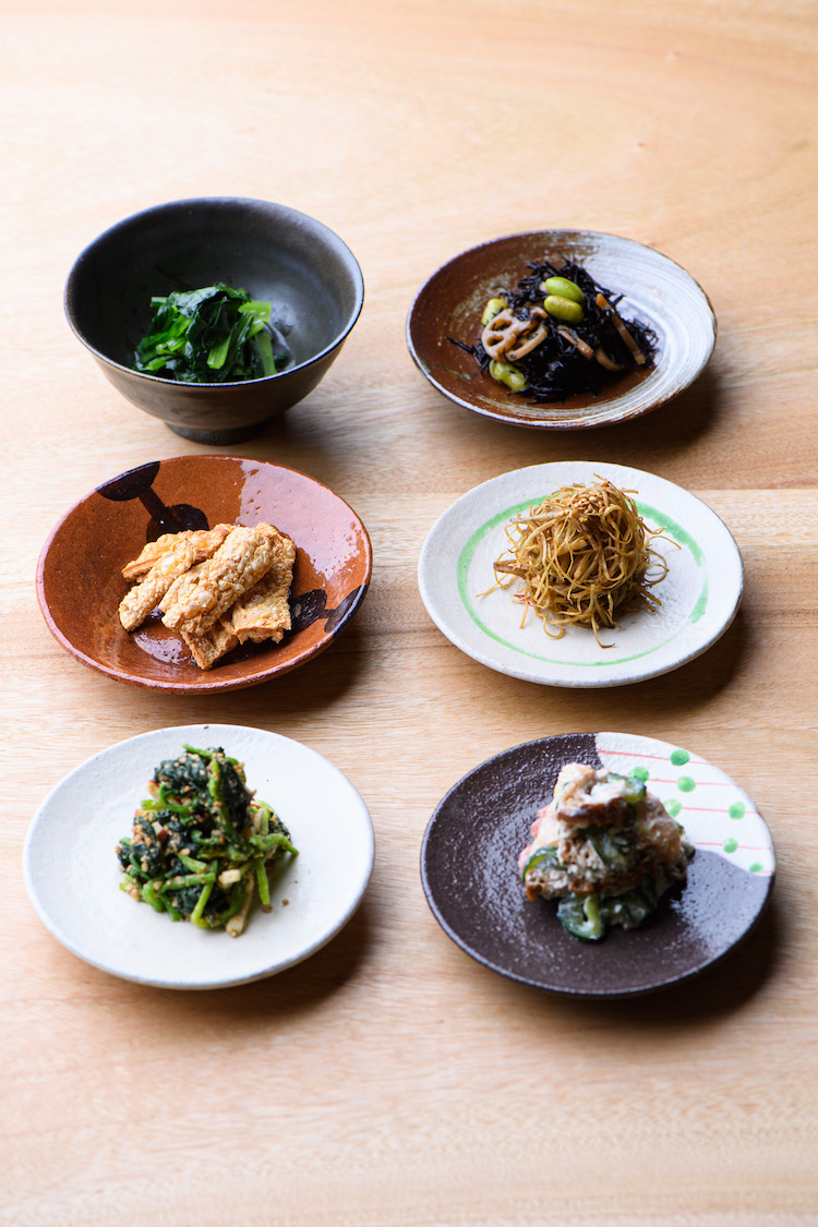 千丸屋の湯葉チップスや姫島のひじきの煮物など、バリエーション豊かな先付