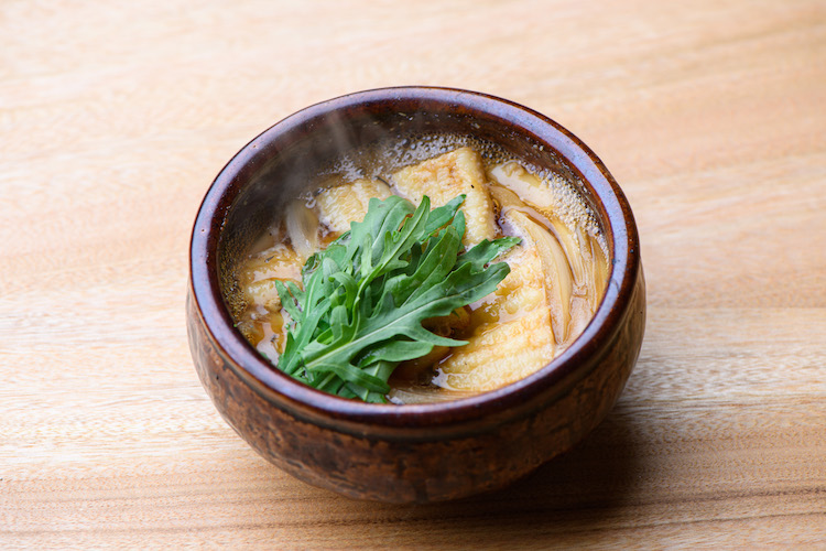 夏の京都と言えば鱧だが、こちらは鱧と淡路島の玉ねぎをすき焼きで