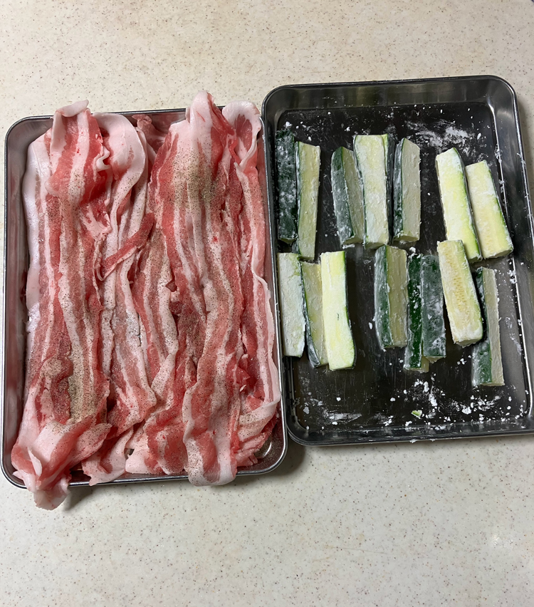 <p>2. ズッキーニは横に半分にし、さらに縦に半分にし、細長い棒状に16等分に切る。肉は軽く塩胡椒で下味を付ける。切ったズッキーニに片栗粉大さじ1をまぶす。</p>
