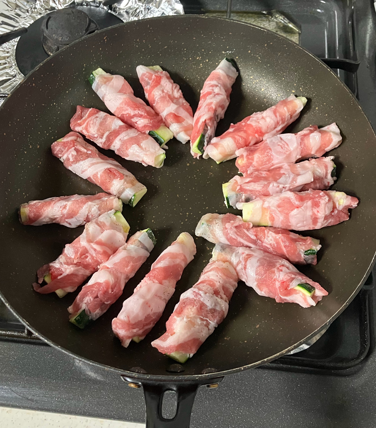 <p>3. ズッキーニに肉を巻き付ける。巻いたらしっかりと握り、火をつける前のフライパンに並べる。肉から脂が出るので、巻き終わったら油はひかずにフライパン並べ、中火にかける。軽く全体に焼き目が付いたら蓋をし、3〜4分蒸し焼きにする。</p>

