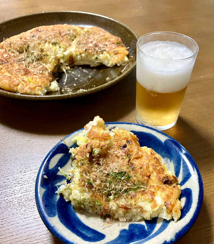 <p>7. お好みでかつおぶし、青海苔を振ってどうぞ。味がしっかり目に付くが、足りなければポン酢をかけても美味。</p>
