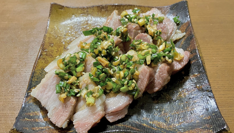 ビールがすすむ！たれも美味しい便利おつまみ「蒸し豚のニラだれがけ」