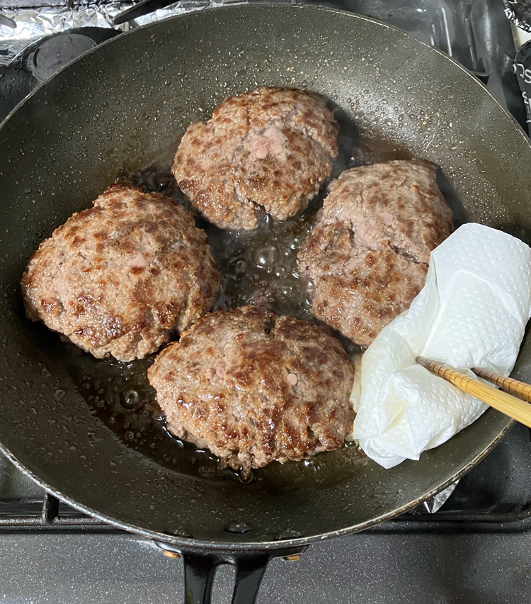 <p>6. 中火にし、出た油をキッチンペーパーで拭き取る。</p>
