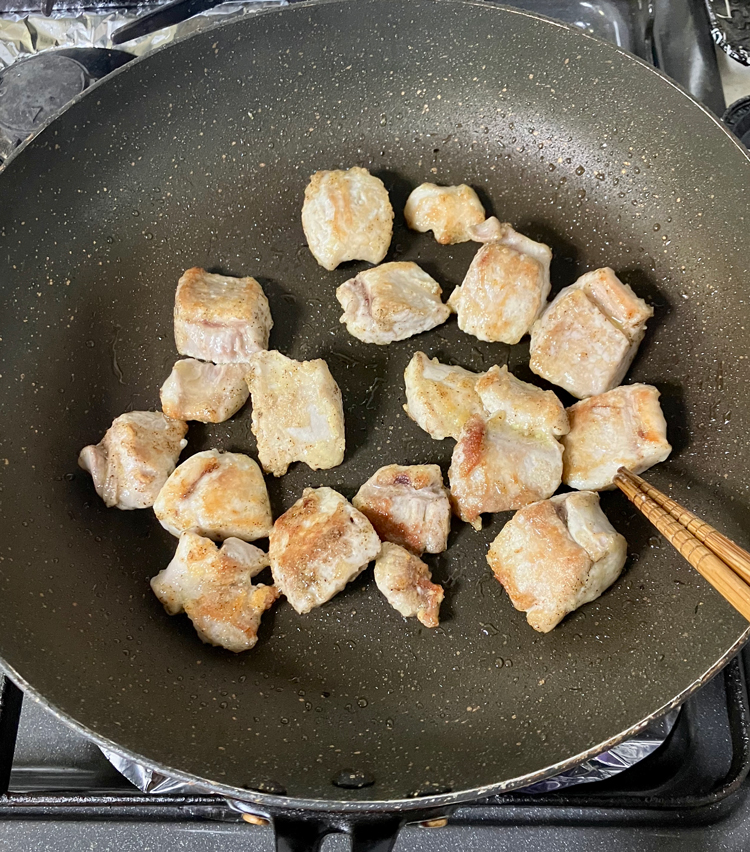 <p>9. 3分ほど炒めまわりに焼き目が付いたらバター大さじ1を加える。</p>
