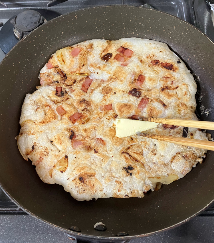 <p>8. 焼き目が付いたら裏返し、同じように焼き目がつくまで焼き付ける。バターを入れ、醤油大さじ1を鍋肌からまわし入れる。</p>
