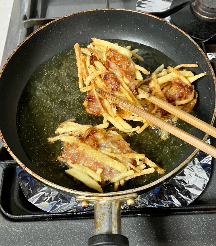 <p>7. カリッとするまで揚げ焼きにする。</p>
