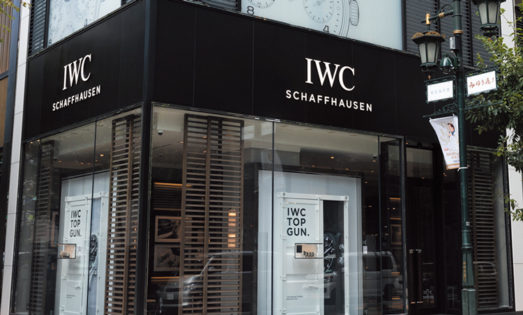 <p><strong>【IWC銀座ブティック】<br />
日本で一番、IWCの時計が揃うお店</strong><br />
店頭在庫数は、当然のことながら日本のIWC取り扱い店の中ではトップ。常時120本以上は展示しており、在庫総数まで入れると200本以上が揃っている。<figcaption>住所：東京都中央区銀座6-6-1<br />
TEL：0120-26-1868　営業時間：11:00〜20:00　定休日：無休<br />
URL：<a class=