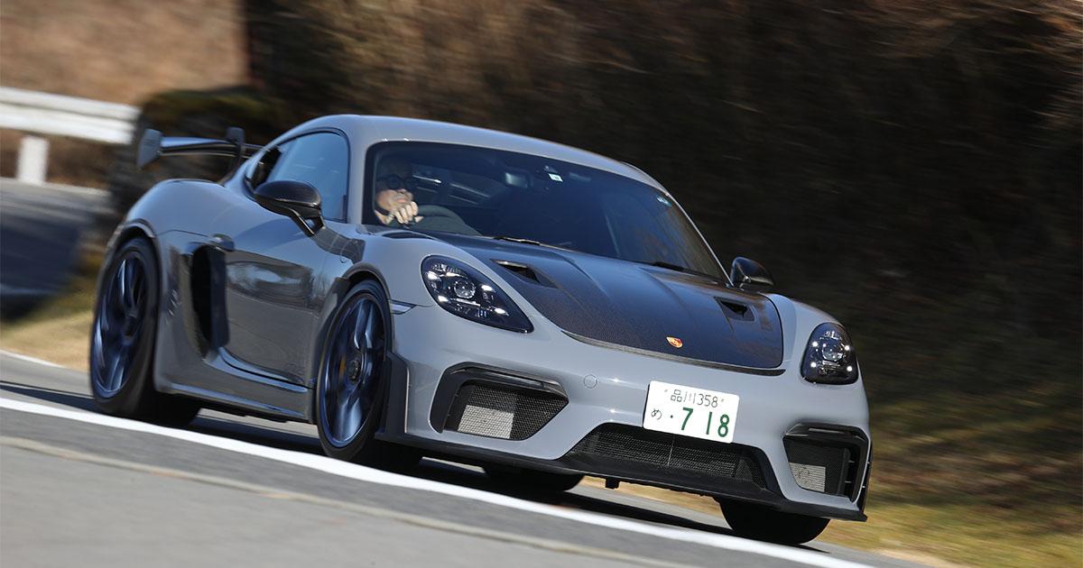 サーキットで本領を発揮する「ポルシェ 718ケイマンGT4 RS」が街