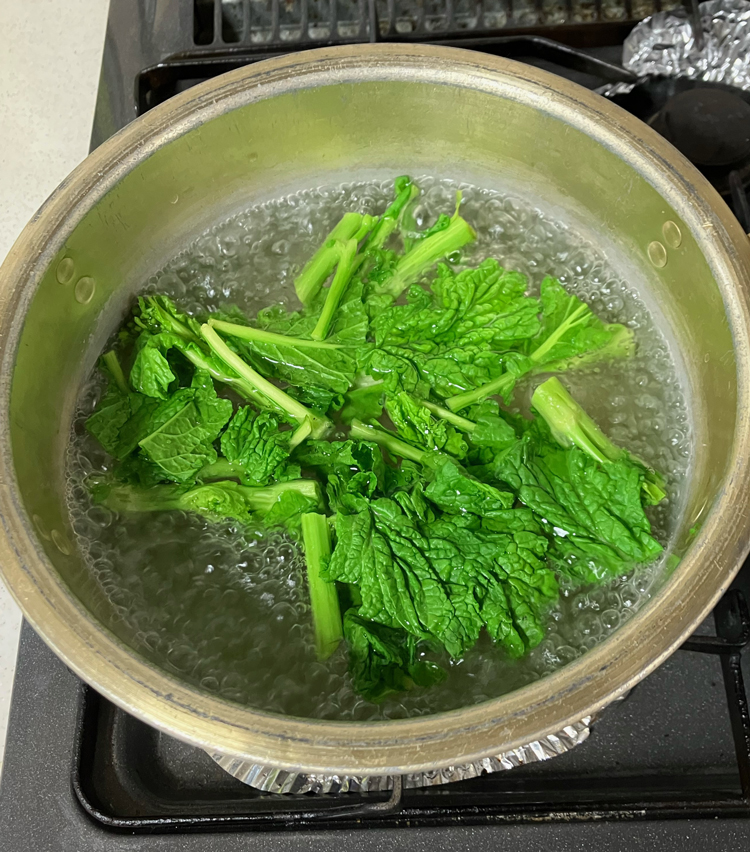 <p>3. 湯をたっぷり沸かし、塩少々を入れ、菜の花を茹でる。箸で触りながら、固めに茹であげる。結構すぐに柔らかくなってしまうので注意。</p>
