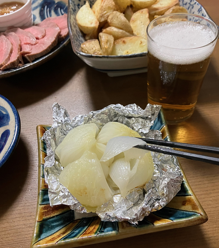 <p>5. 焼き上がったらホイルを開け、バターを落として完成。岩塩を振っていただこう。柚子胡椒も◎。予想外の甘さに驚くはず！</p>
