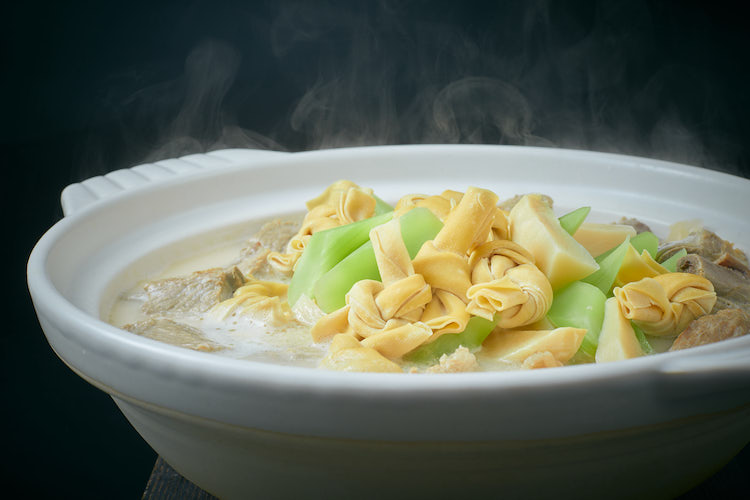 <p><strong>上海伝統 筍と塩漬け肉と豚バラ肉の煮込みスープ</strong><br />
豚バラ肉を煮込んで作った白湯に、塩漬け豚、筍、豆腐掬び、ちしゃとうを入れたコラーゲンたっぷりの白湯スープ。春の訪れを感じながら、筍の甘み、滋味深いスープが胃袋を満たしてくれる。9680円</p>
