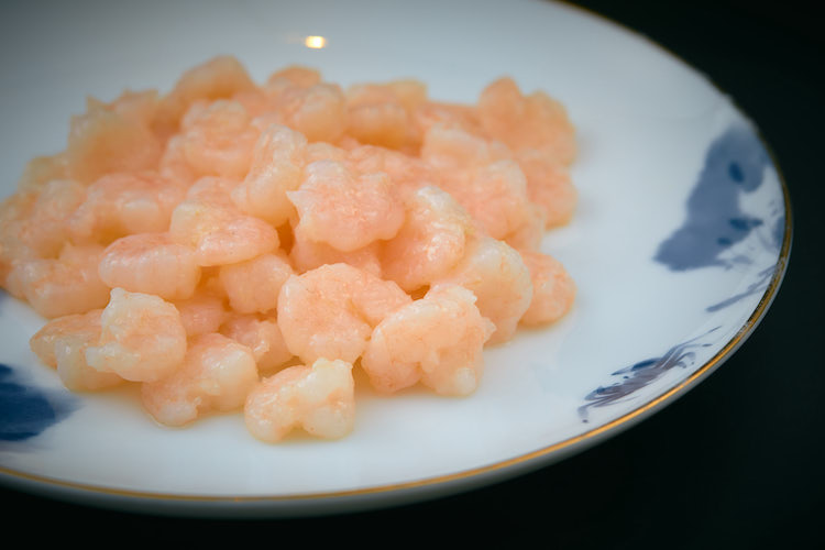 <p><strong>むき海老の炒め物</strong><br />
中国の川海老を使い、プルンとした食感が楽しめる。塩気が海老の甘みを引き出し、透明感もあり見た目にもさわやか。7480円</p>
