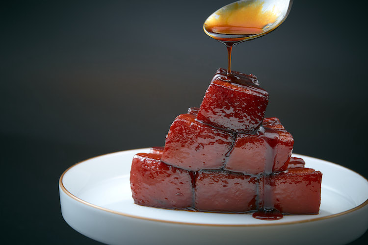 <p><strong>東坡肉</strong><br />
北宋の時代の詩人・蘇軾が考案したとされ、彼の号である「蘇東坡」に由来する東坡肉（トンポーロウ）。豚バラ肉をネギと生姜で漬け込んで蒸した後、5時間コトコトと煮込んでいるので、ジューシーながらも箸でほどける赤身と、とろけるような脂身。濃厚な甘辛のたれをご飯にかけるという楽しみも。7040円</p>

