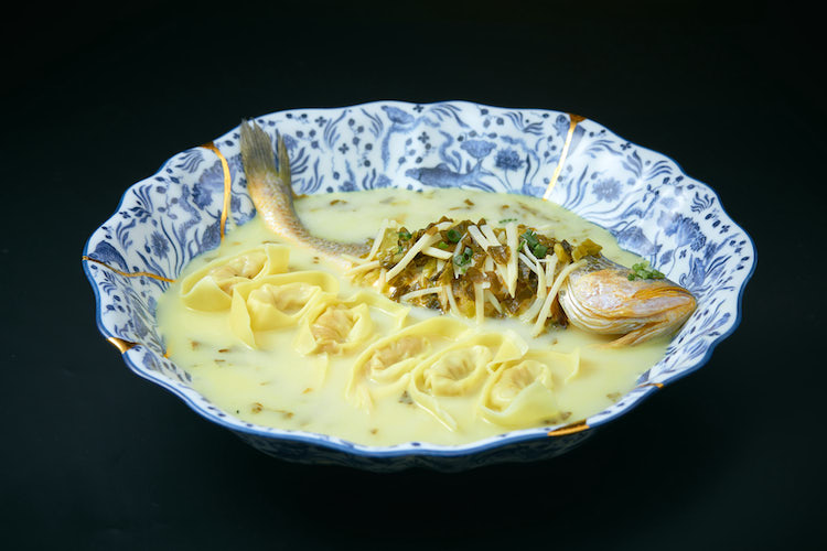 <p><strong>旬の魚のワンタン高菜スープ</strong><br />
濃厚な色味がでるまで旬の魚でしっかりとった出汁のスープに、高菜の塩味がアクセントとして加わった。スープの味わいが染みたワンタンもくせになる。時価</p>
