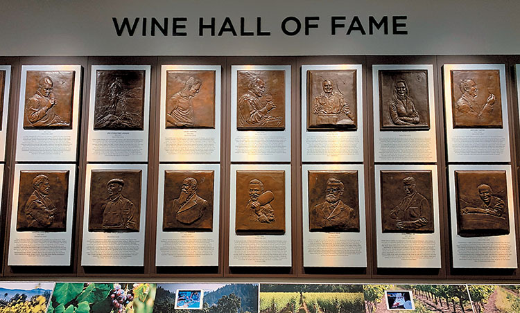 <p>「WINE HALL OF FAME」（ワインの殿堂）として、ワインの歴史において重要な偉人たちの彫刻が壁面にずらり。</p>
