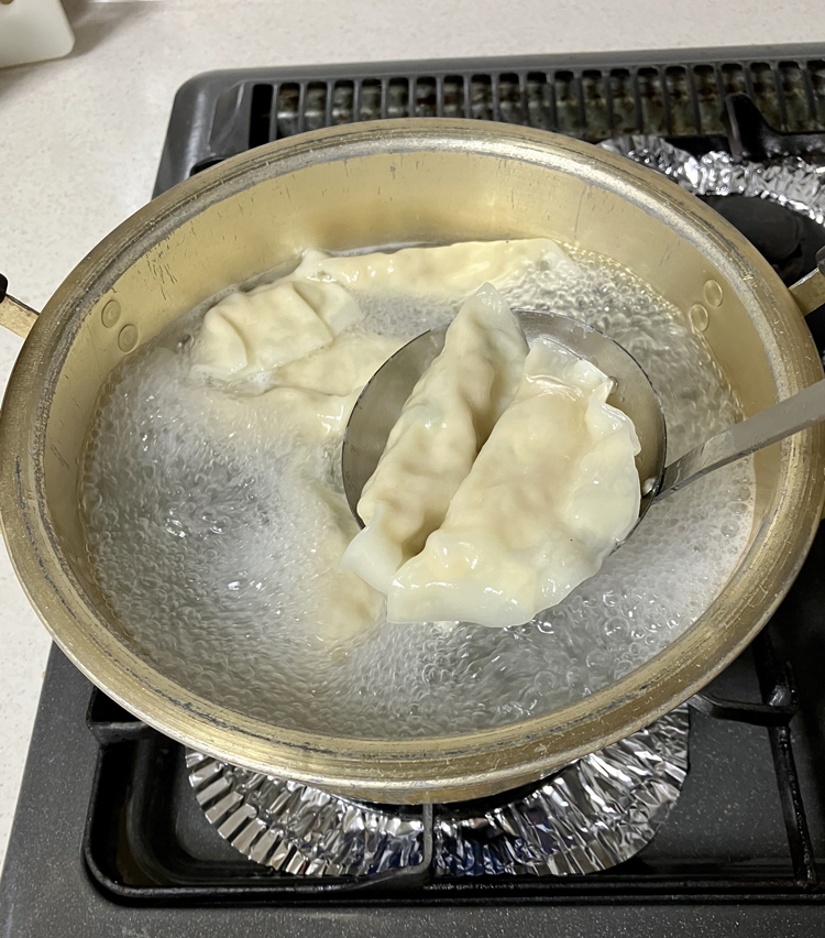 <p>7. 湯を沸かし、餃子を茹でる。浮いてきてから3分ほど茹でる。湯を切り、皿に盛り、セロリの葉を散らしたら完成！</p>
