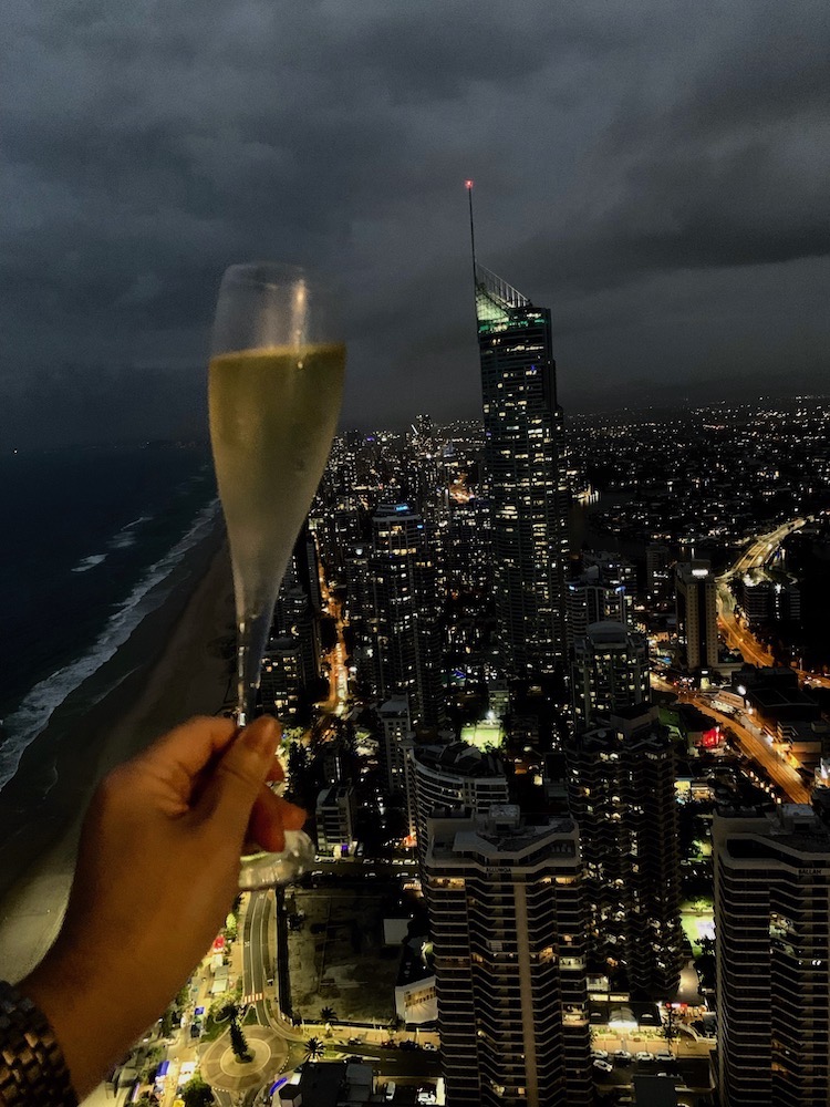 70階以上の高さからの夜景を見ながら飲むシャンパーニュ