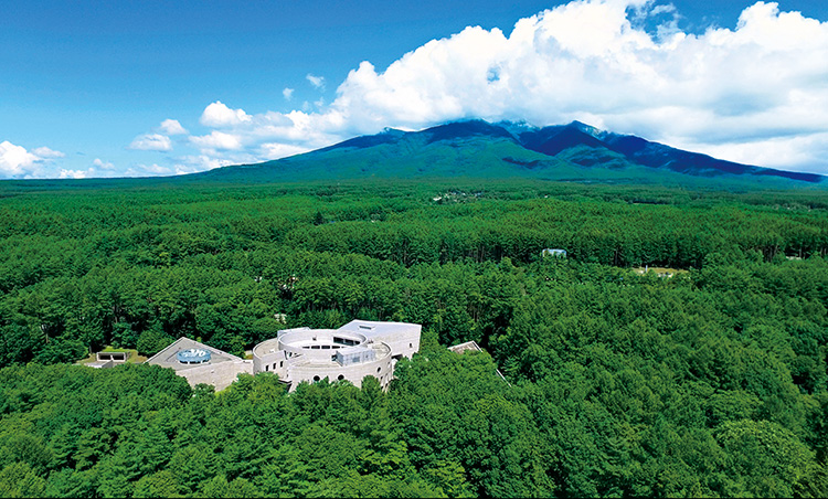 ’98年には東京から八ヶ岳南麓の山梨県・小淵沢に本社を移転した。