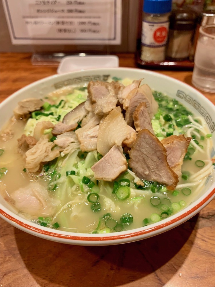 小さめの黒豚チャーシューが乗ったラーメン