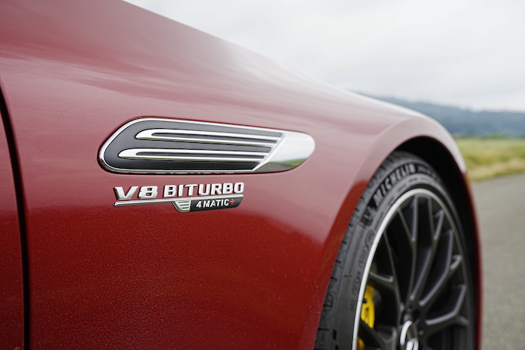 「V8 BITURBO」のエンブレム
