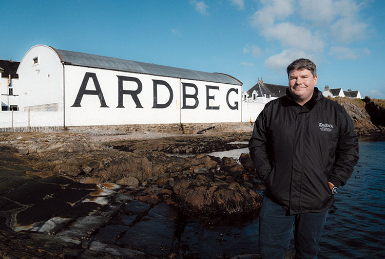 <p>海側から見ると、蒸留所の白い壁面に『ARDBEG』の文字が鮮やかに浮かんでいるのが見える。かつては蒸留所に必要な機材は海から運び込んでいた。</p>
