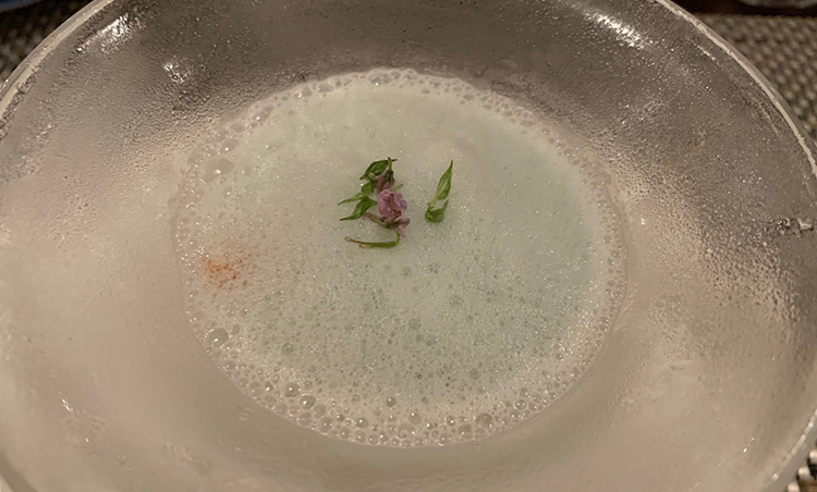 <p>「エビ風味のビシソワーズ」。箸休めには、じゃがいもでなくエビを利かせたビシソワーズでフレッシュに。</p>
