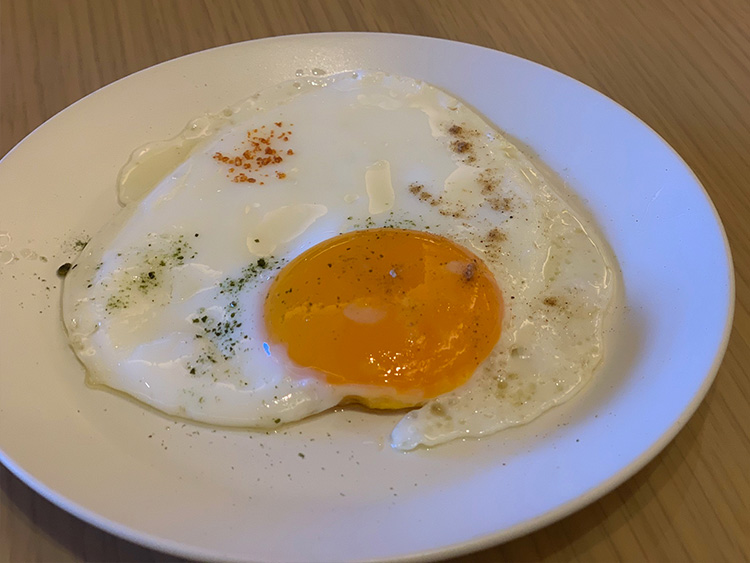 <p>エッグステーションで作ってもらう目玉焼きやオムレツなどにかけてみるのもよし。</p>
