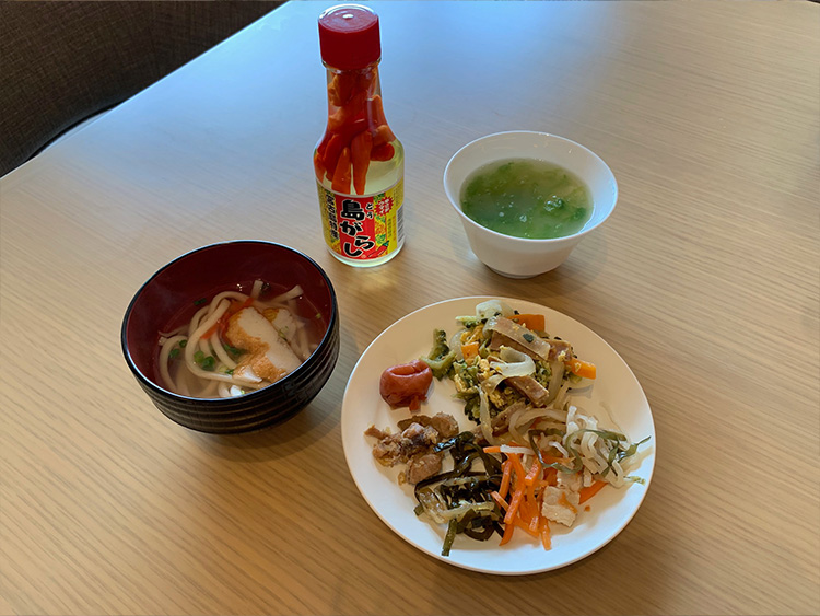 <p>オーダーすると作ってもらえる「宮古そば」には、宮古島産の島とうがらし「コーレーグース」をかけてもピリッと辛味が加わり美味しい。沖縄の「ゆし豆腐」には、アオサを入れても美味。</p>
