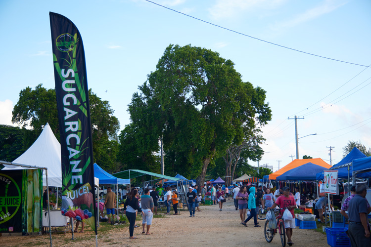 <p>【番外編】週末の朝は、地元の朝市「Sabalu Farmers Market（サバルファーマーズマーケット）」に行ってみても面白い。</p>
