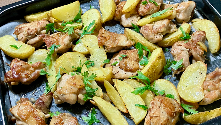 簡単に作れて豪華に見える！ クリスマス向け自宅飯「鶏肉とじゃがいものオーブン焼き」