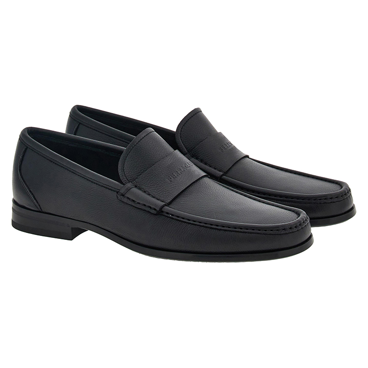 <p><small>Loafers<br />
9万9000円</small></p>
