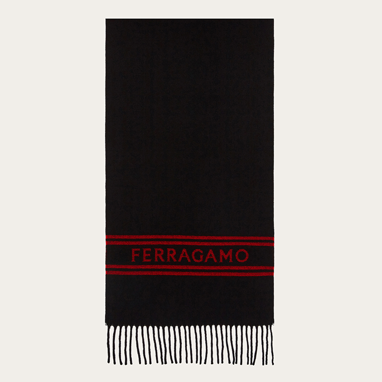 <p><small>Cashmere scarf<br />
13万2000円</small></p>
