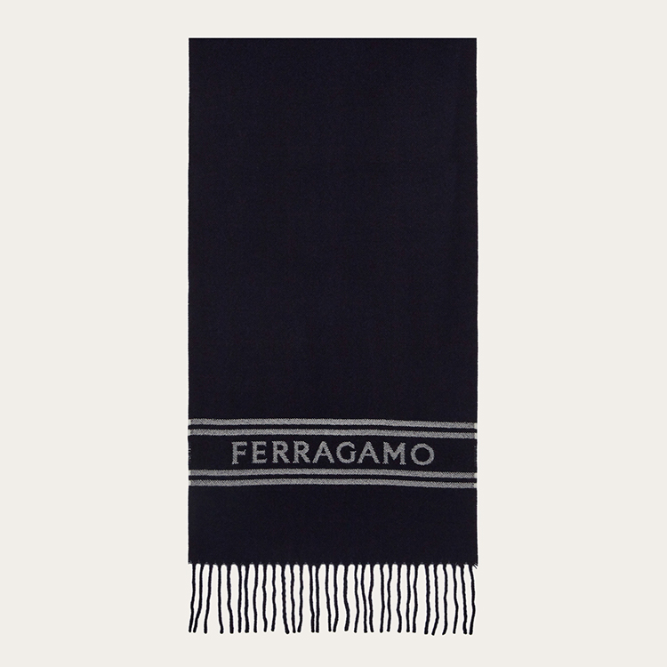 <p><small>Cashmere scarf<br />
13万2000円</small></p>
